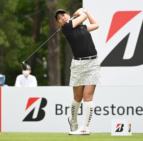 18番、ティーショットを放つ福田（撮影・滝沢徹郎）