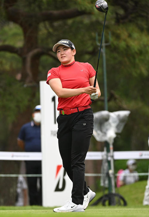 18番、ティーショットを放つ岩井（撮影・滝沢徹郎）