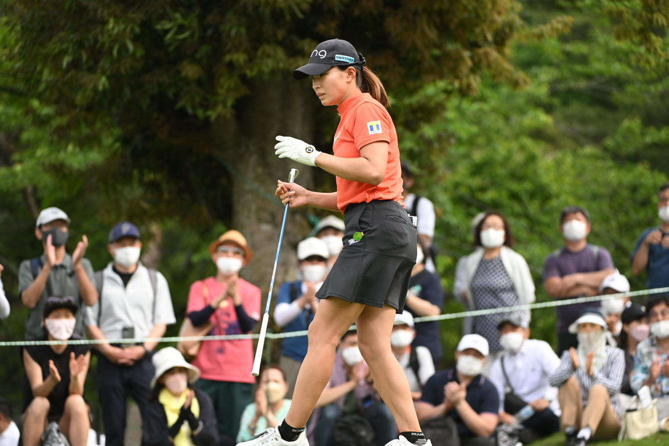 12番、ティーショットを放ちギャラリーから拍手を受ける渋野日向子（撮影・滝沢徹郎）