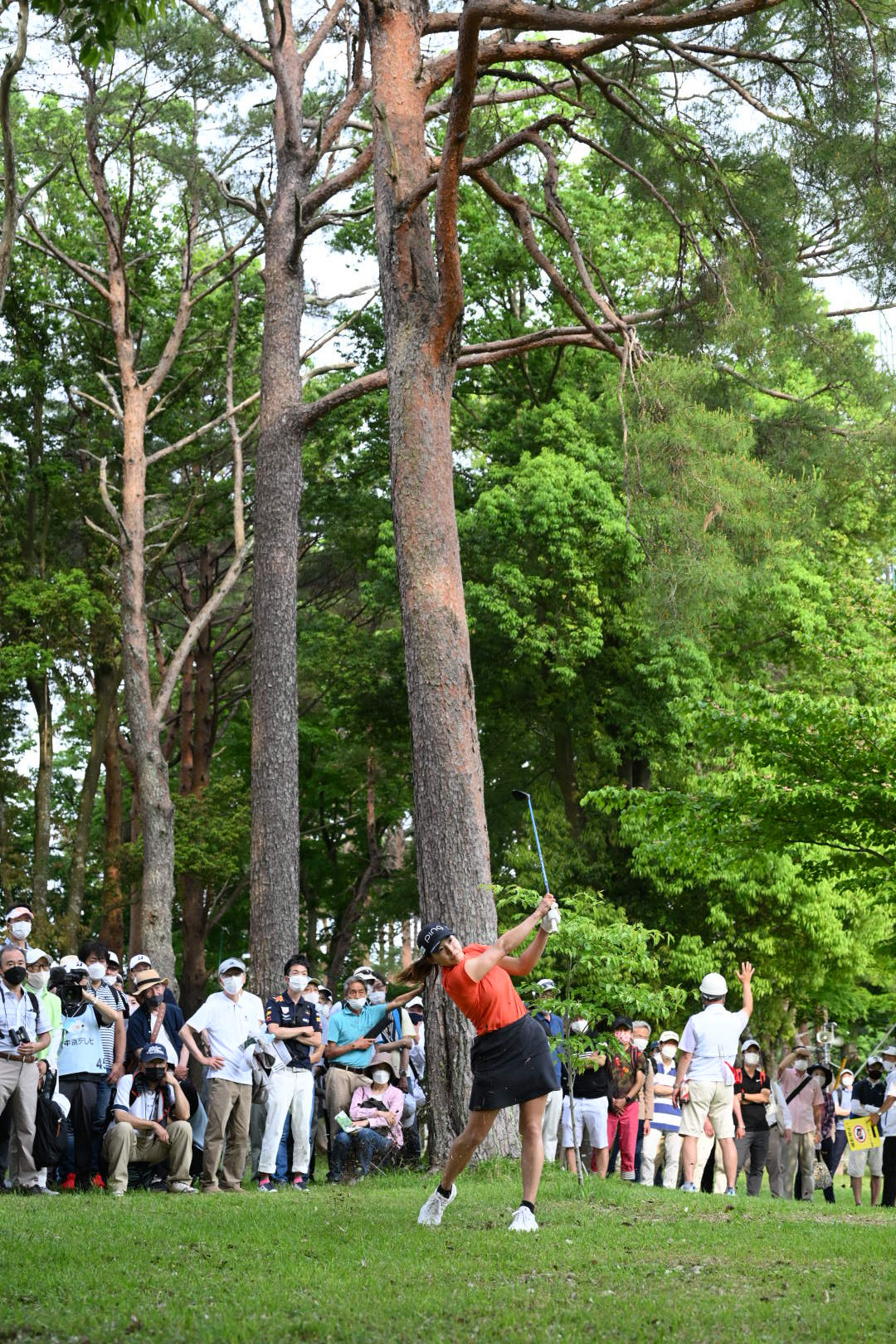 16番、ラフからショットを放つ渋野日向子（撮影・滝沢徹郎）