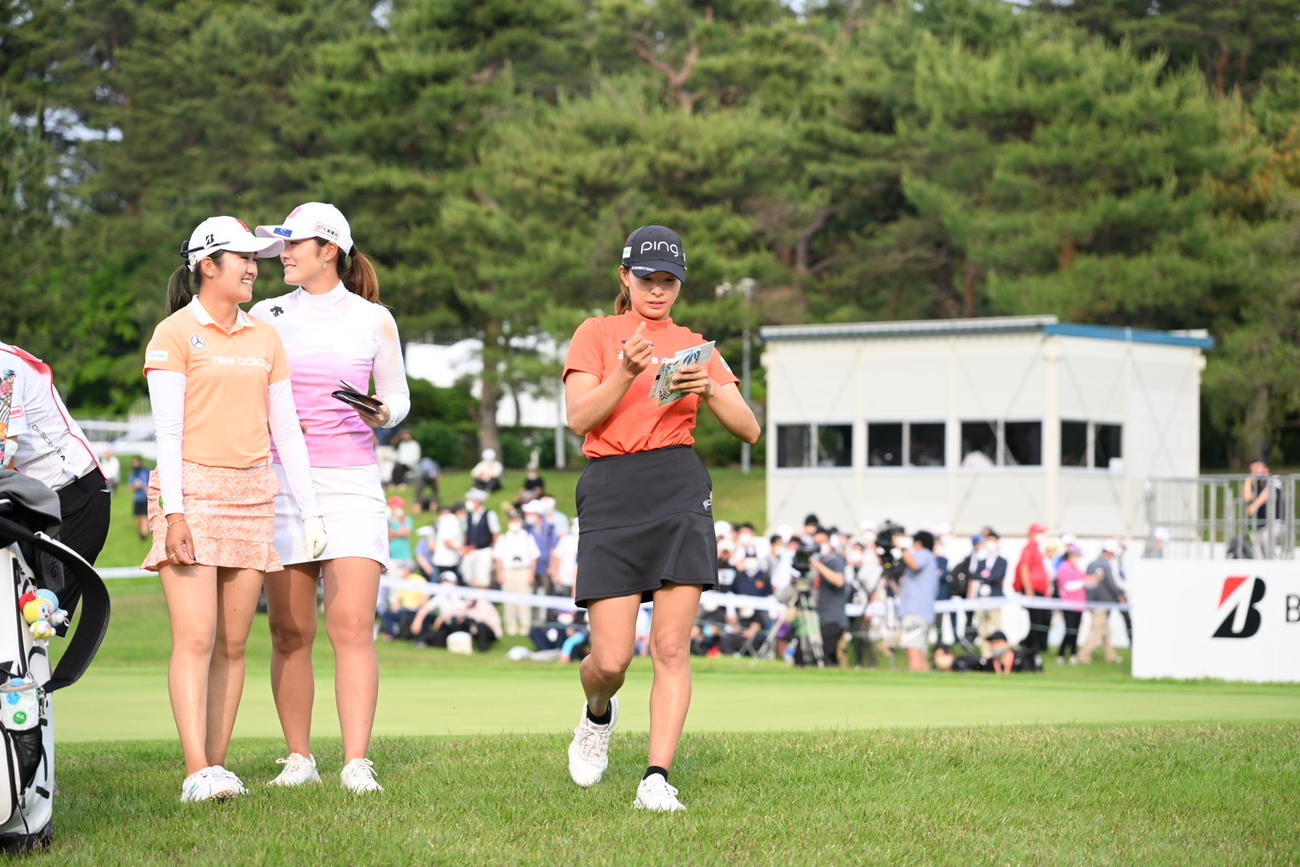 ホールアウトし引き上げる、左から稲見萌寧、渡辺彩香、渋野日向子（撮影・滝沢徹郎）