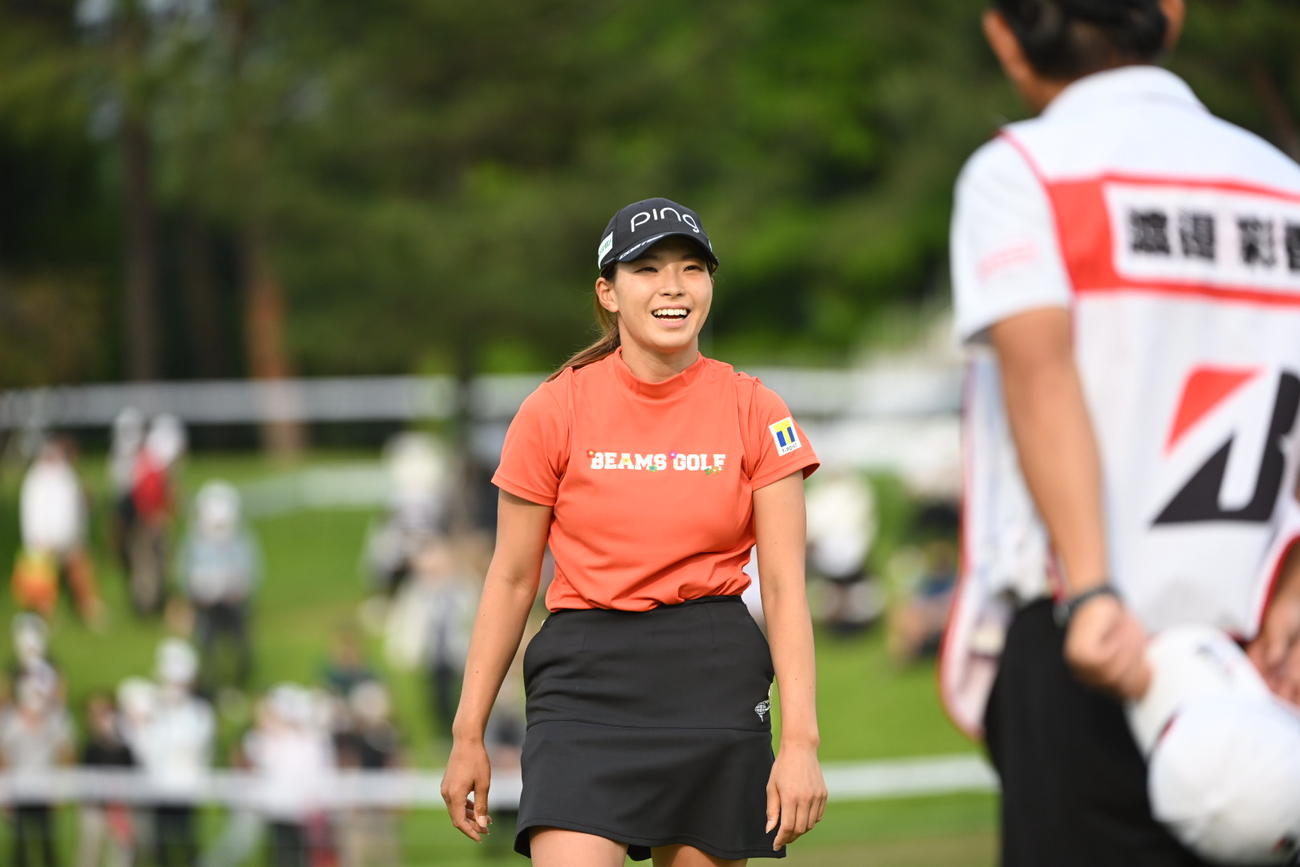 ホールアウトし笑顔であいさつする渋野日向子（撮影・滝沢徹郎）