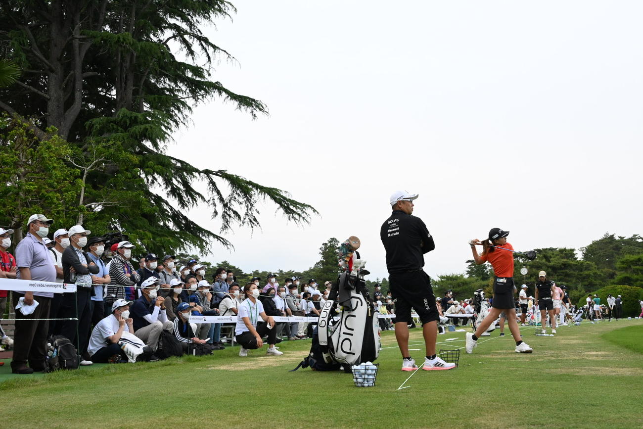 ラウンド後、ギャラリーに囲まれてショットの練習をする渋野日向子（撮影・滝沢徹郎）