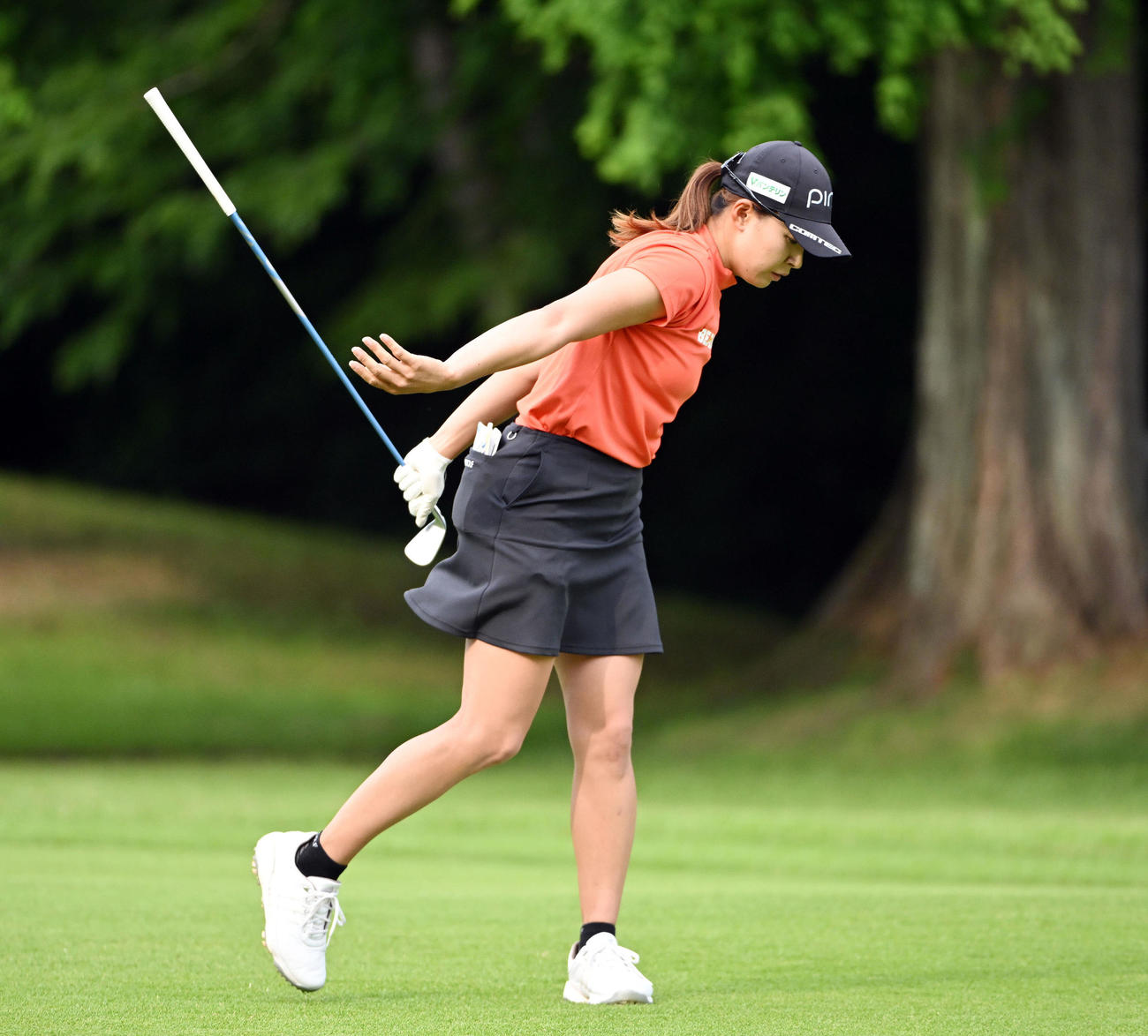 15番、2打を放った渋野は思い通りのショットが出来ずクラブを力強く振る（撮影・滝沢徹郎）