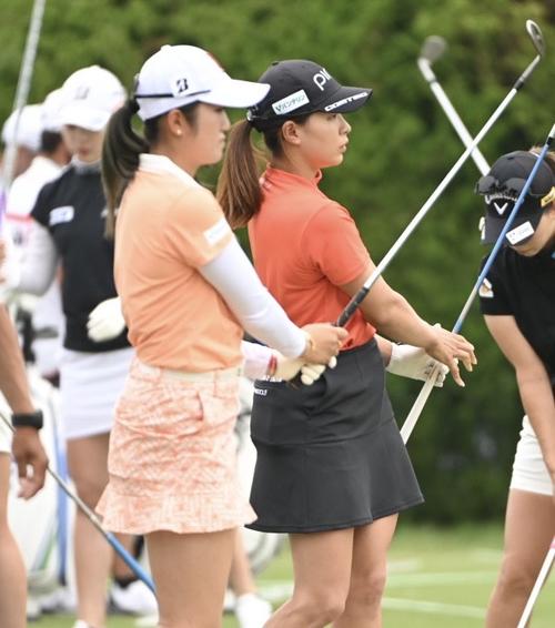 試合の準備をする渋野日向子（右）と稲見萌寧（撮影・滝沢徹郎）