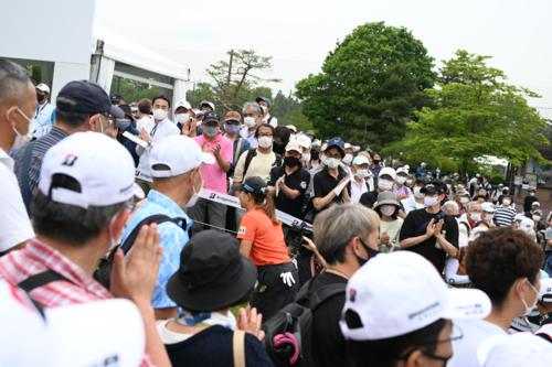 ギャラリーに囲まれて1番へ向かう渋野日向子（撮影・滝沢徹郎）