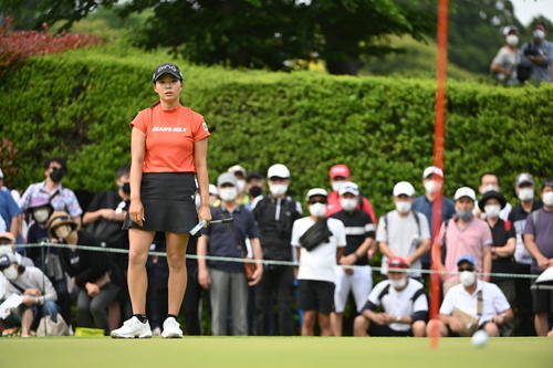 11番、パットを外す渋野日向子（撮影・滝沢徹郎）