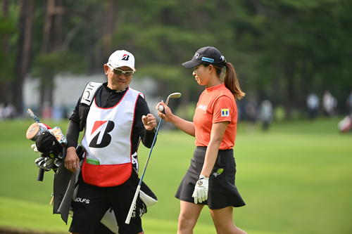 15番、アプローチショットを決め微笑む渋野日向子（右）（撮影・滝沢徹郎）