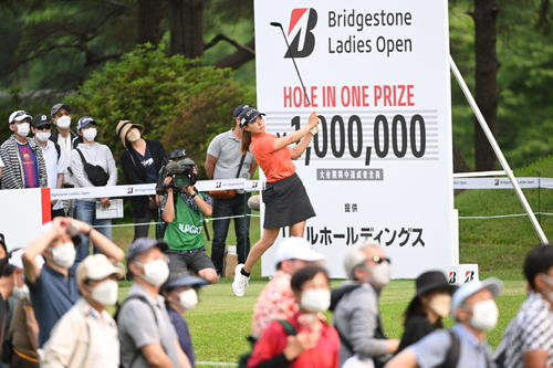 17番、ティーショットを放つ渋野日向子（撮影・滝沢徹郎）