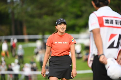 ホールアウトし笑顔であいさつする渋野日向子（撮影・滝沢徹郎）