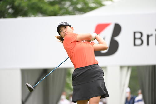 1番、ティーショットを放つ渋野日向子（撮影・滝沢徹郎）