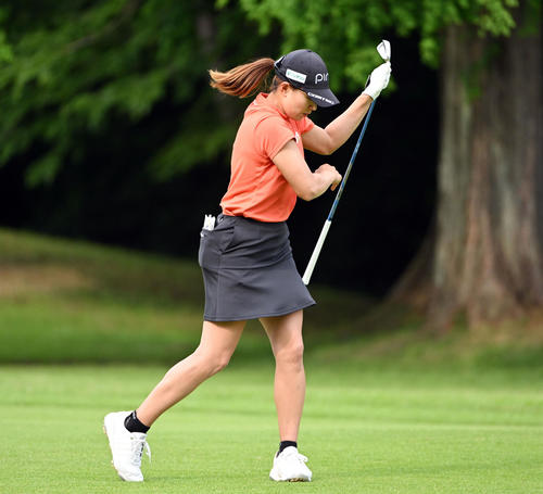 15番、2打目を放った渋野は納得がいかず悔しがる（撮影・滝沢徹郎）