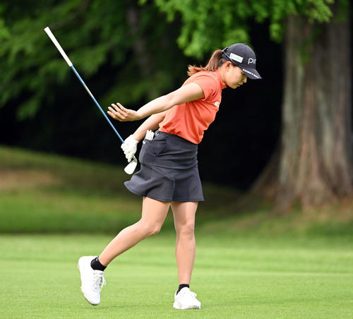 15番、2打を放った渋野は思い通りのショットが出来ずクラブを力強く振る（撮影・滝沢徹郎）