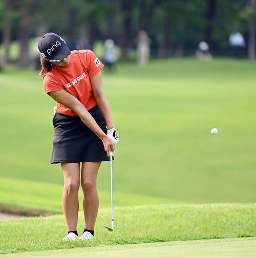 15番、アプローチショットを放つ渋野（撮影・滝沢徹郎）