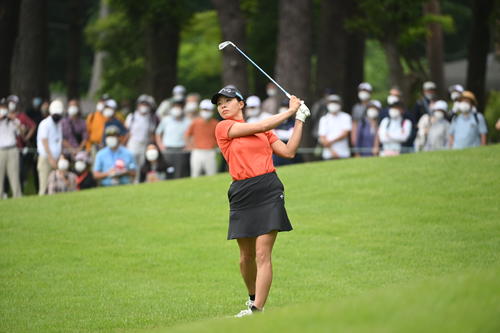 2番、２打を放つ渋野日向子（撮影・滝沢徹郎）