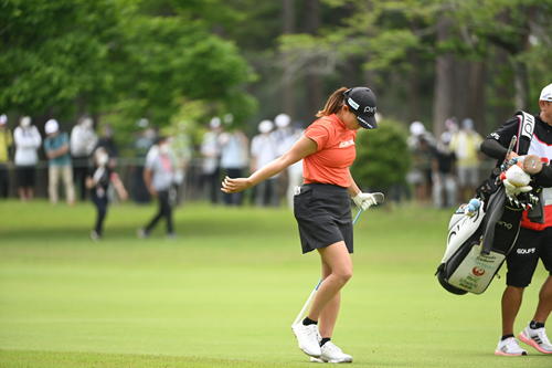 4番、クラブを叩きつける渋野日向子（撮影・滝沢徹郎）