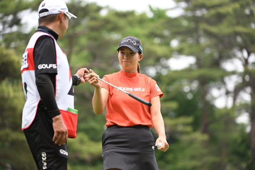 5番を終え笑顔の渋野日向子（撮影・滝沢徹郎）