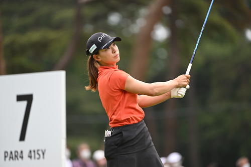 7番、ティーショットの打球を見つめる渋野日向子（撮影・滝沢徹郎）