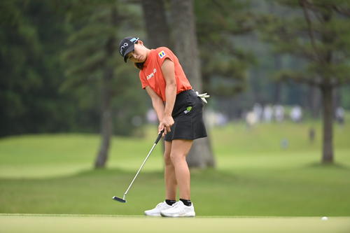 7番、パットを放つ渋野日向子（撮影・滝沢徹郎）