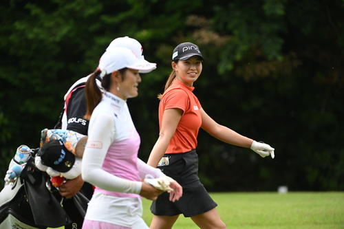 10番、渡辺彩香（手前）と笑顔でラウンドする渋野日向子（撮影・滝沢徹郎）