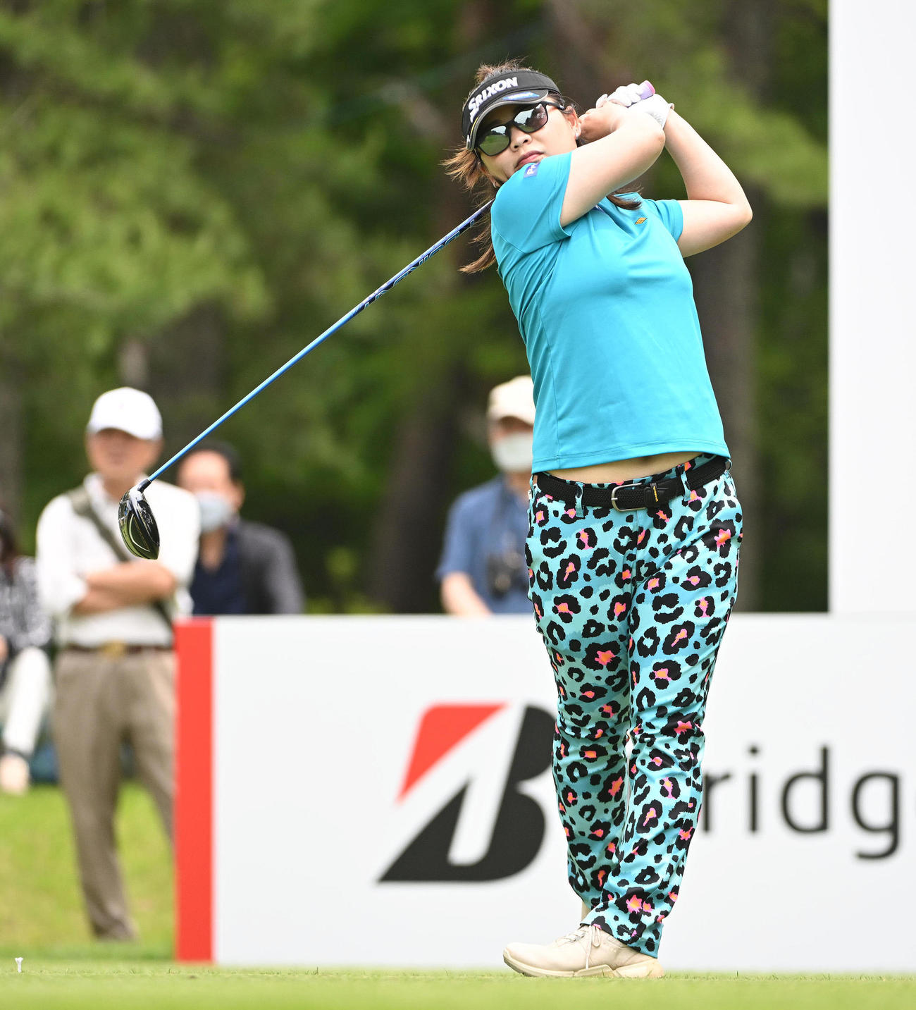 18番、ティーショットを放つ東浩子（撮影・滝沢徹郎）