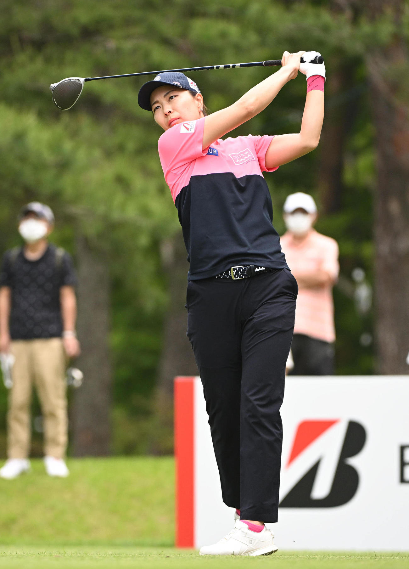 18番、ティーショットを放つ服部真夕（撮影・滝沢徹郎）