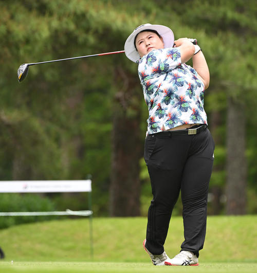 18番、ティーショットを放つ鈴木麻綾（撮影・滝沢徹郎）