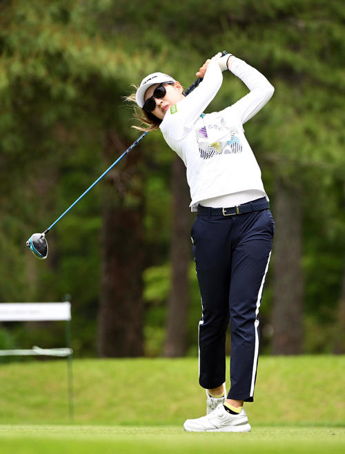 18番、ティーショットを放つ川満陽香理（撮影・滝沢徹郎）