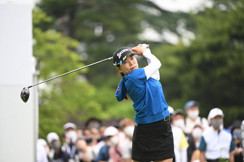 1番、ティーショットを放つ勝みなみ（撮影・滝沢徹郎）