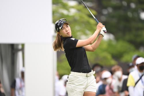 1番、ティーショットを放つ上田桃子（撮影・滝沢徹郎）