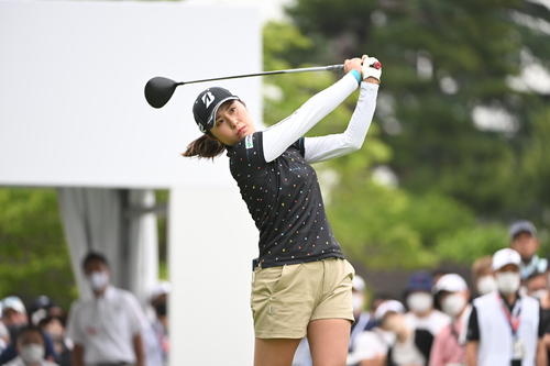 1番、ティーショットを放つ大里桃子（撮影・滝沢徹郎）