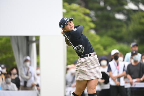 1番、ティーショットを放つ吉田優利（撮影・滝沢徹郎）