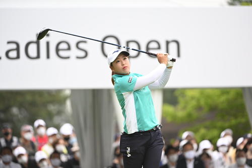 1番、ティーショットを放つ西郷真央（撮影・滝沢徹郎）