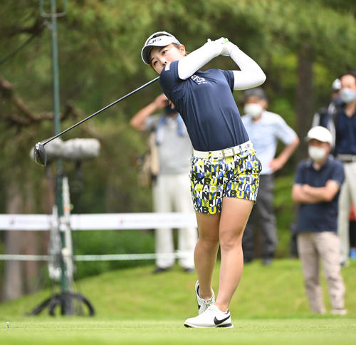 18番、ティーショットを放つ佐久間（撮影・滝沢徹郎）