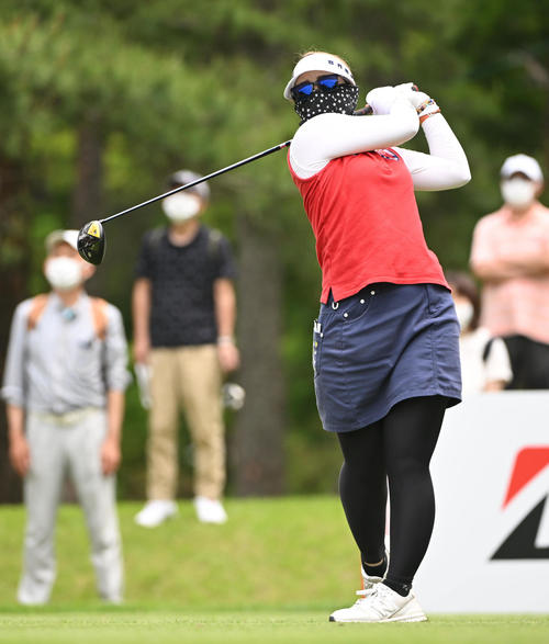 18番、ティーショットを放つ大城さつき（撮影・滝沢徹郎）