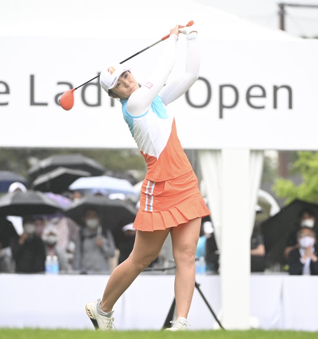 1番、ティーショットを放つ渡辺彩香（撮影し滝沢徹郎）