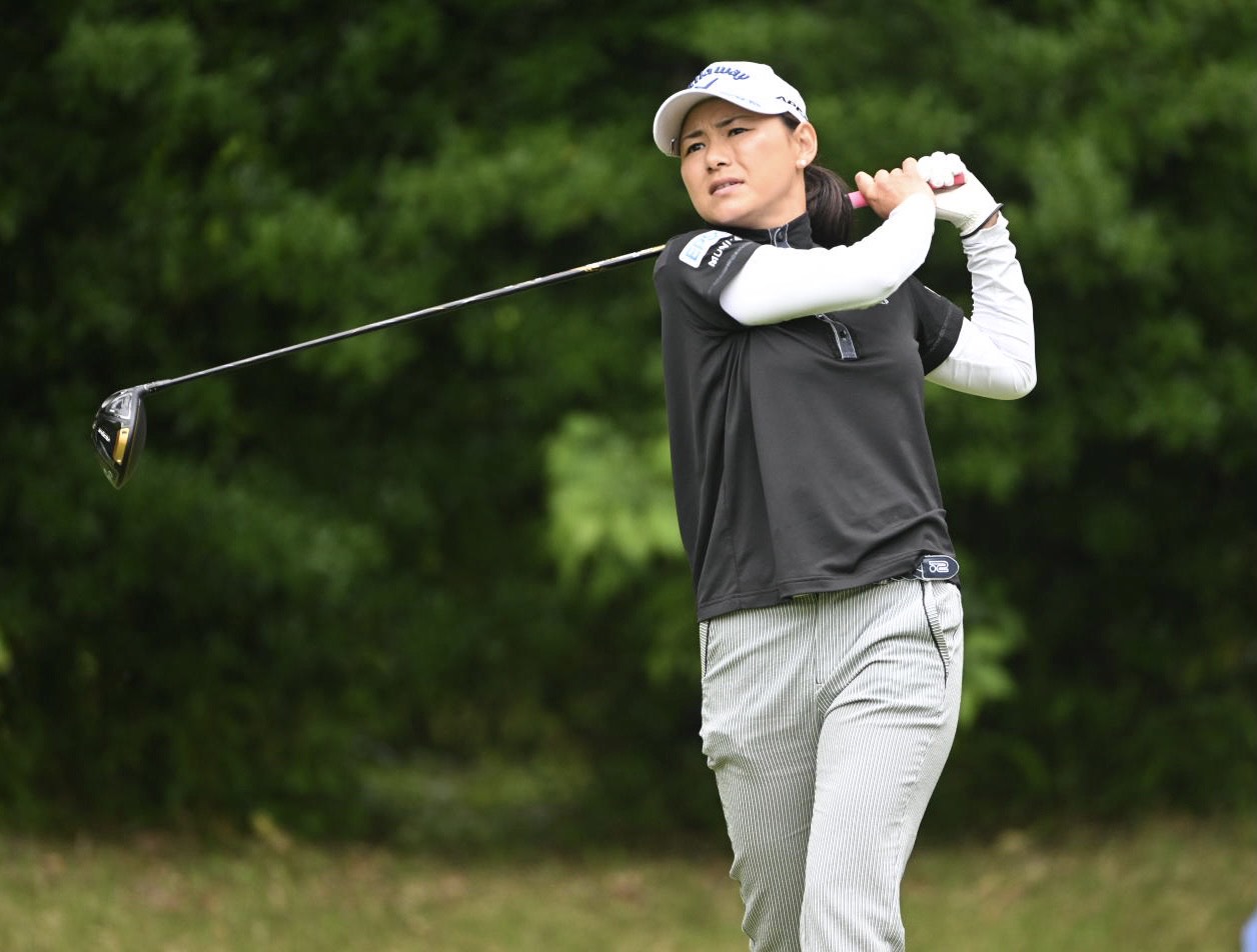 2番、ティーショットを放つ横峯さくら（撮影・滝沢徹郎）
