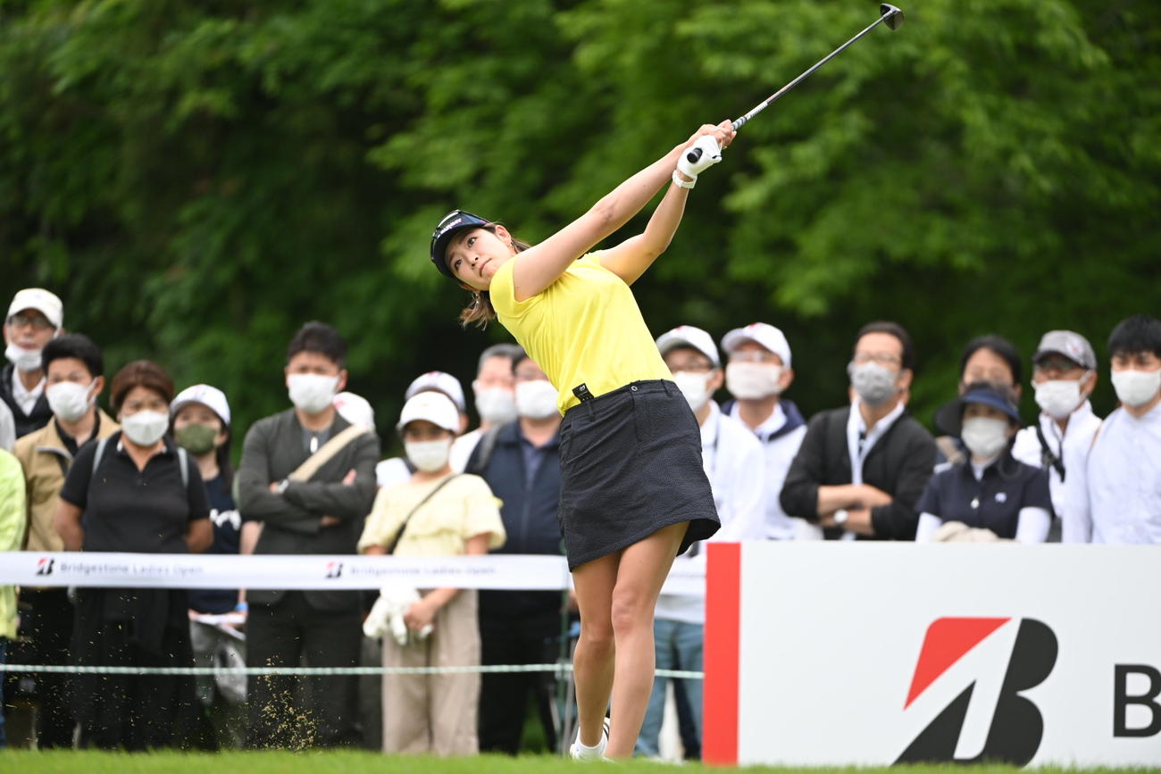17番、ティーショットを放つ原英莉花（撮影・滝沢徹郎）