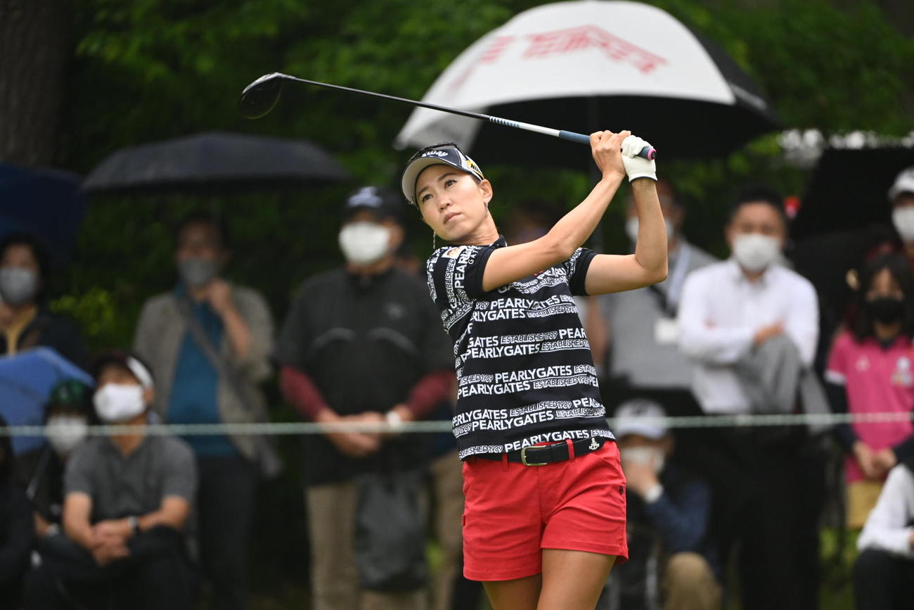 2番、ティーショットを放つ上田桃子（撮影・滝沢徹郎）