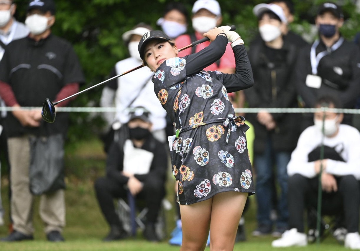 2番、ティーショットを放つ桑木志帆（撮影・滝沢徹郎）