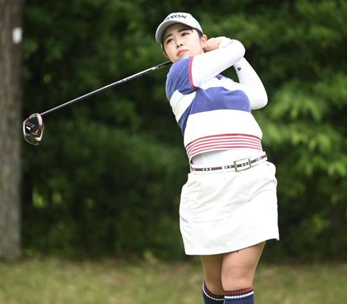 2番、ティーショットを放つ山下美夢有（撮影・滝沢徹郎）