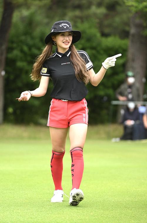 ラウンドする臼井麗香（撮影・滝沢徹郎）