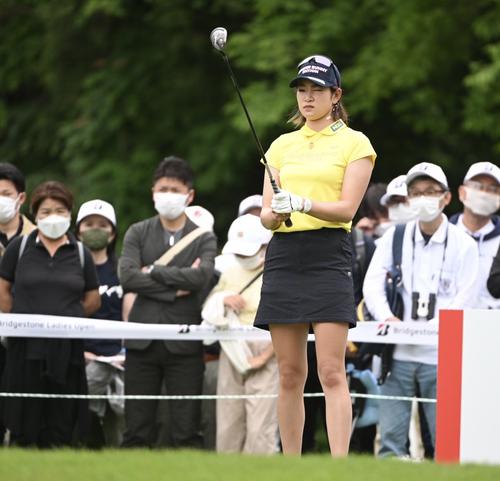17番、ティーショットの狙いを定める原英莉花（撮影・滝沢徹郎）