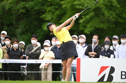 17番、ティーショットを放つ原英莉花（撮影・滝沢徹郎）