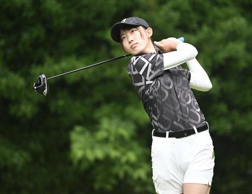 2番、ティーショットを放つ馬場咲希（撮影・滝沢徹郎）