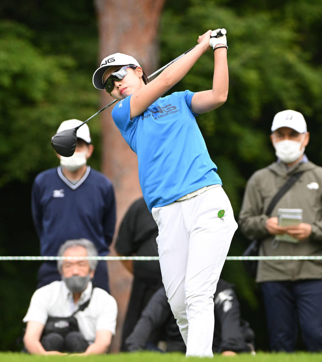 3番、ティーショットを放つ上野（撮影・滝沢徹郎）