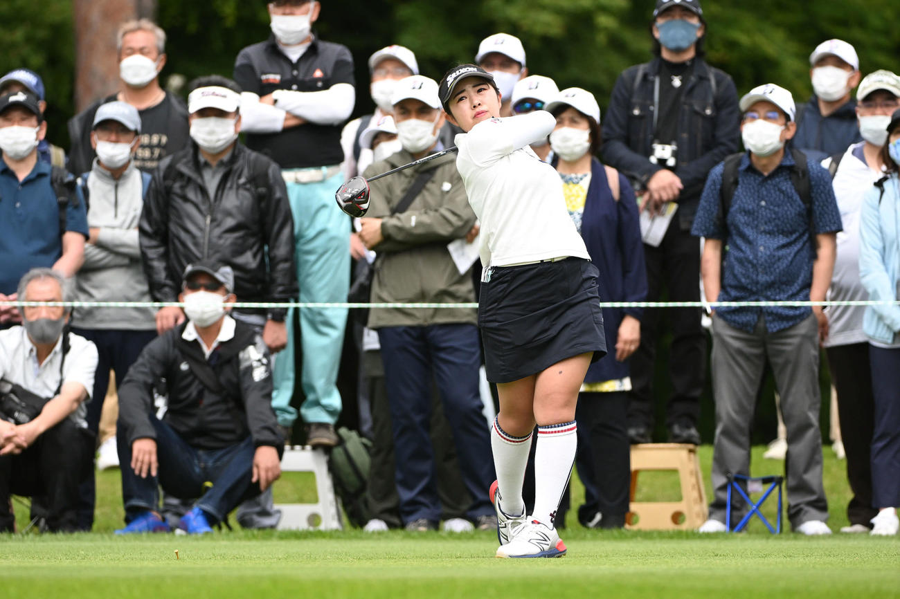 3番、ティーショットを放つ山下（撮影・滝沢徹郎）