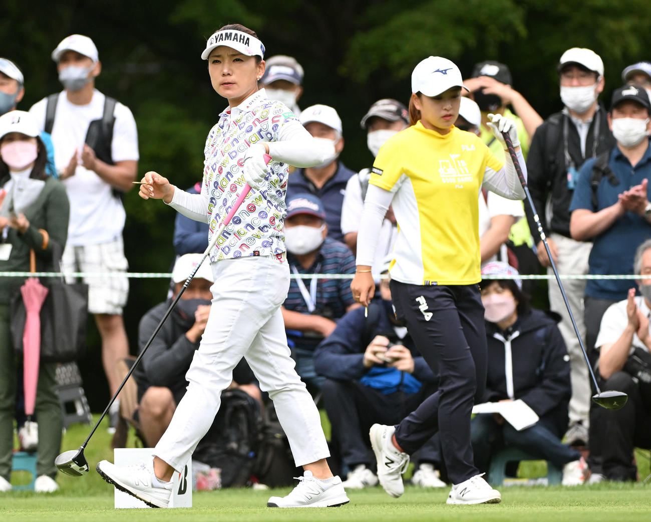 3番、ティーショットを放った有村（左）と西郷（撮影・滝沢徹郎）