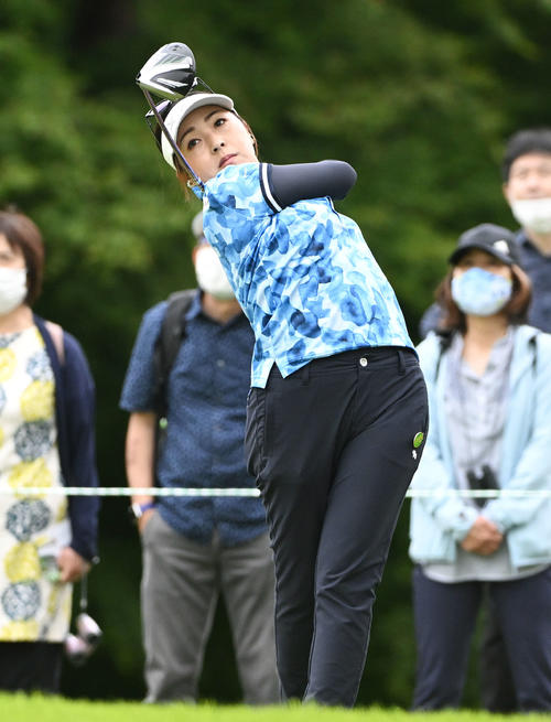 3番、ティーショットを放つ青木（撮影・滝沢徹郎）