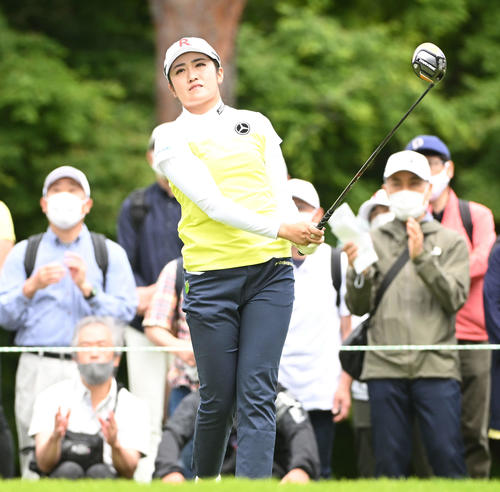 3番、ティーショットを放つ稲見（撮影・滝沢徹郎）